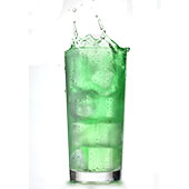 Een bewogen glas met daarin licht groene limonade Een bewogen glas met daarin licht groene limonade