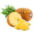 Een hele ananas, een halve ananas en een paar stukjes gesneden ananas