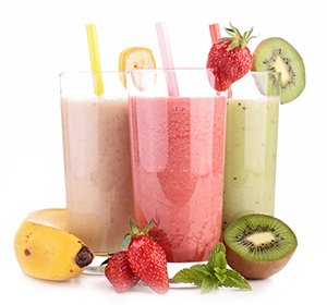 Een glas met bananen smoothie, een arbeien smoothie en een kiwi smoothie