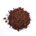 Bovenaanzicht van een hoopje cacao poeder op een witte achtergrond Bovenaanzicht van een hoopje cacao poeder op een witte achtergrond