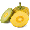 Een heel garcinia cambogia vrucht met daarvoor 2 halve stukken