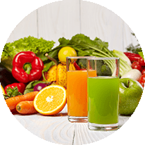 Tafel vol met groente en fruit en een glas groene sap en een glas oranje sap Tafel vol met groente en fruit en een glas groene sap en een glas oranje sap