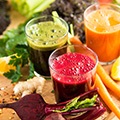 Tafel met gember, rode biet, sla en 3 glazen smoothies (groen, oranje, rood) Tafel met gember, rode biet, sla en 3 glazen smoothies (groen, oranje, rood)