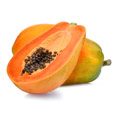 Een hele papaya met daarvoor een door de helft gesneden papaya Een hele papaya met daarvoor een door de helft gesneden papaya