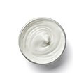 Bovenaanzicht van een doorzichtig glas met daarin yoghurt