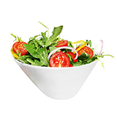 Wit schaaltje met daarin een salade en vinaigrette saus Wit schaaltje met daarin een salade en vinaigrette saus