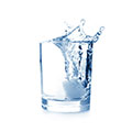 Een glas dat bewogen is waardoor het water beweegt Een glas dat bewogen is waardoor het water beweegt