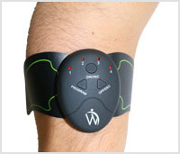 Arm met een band er omheen waar de afstandbediening van de buikspier stimulator van WeightWorld aan vast zit Arm met een band er omheen waar de afstandbediening van de buikspier stimulator van WeightWorld aan vast zit