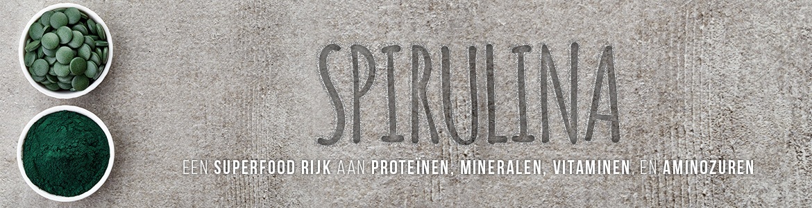 Banner spirulina- Een schaaltje spirulina tabletten en schaaltje spirulina poeder met tekst over voedingsware