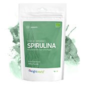 Witte hersluitbare verpakking met groen label met erin 200 gram bio spirulina super poeder en op de achtergrond groen poeder Witte hersluitbare verpakking met groen label met erin 200 gram bio spirulina super poeder en op de achtergrond groen poeder