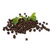 Bioperine - Zwarte peper met ertussen groene bladen op een witte achtergrond Bioperine - Zwarte peper met ertussen groene bladen op een witte achtergrond
