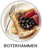 Een bord met een vrok en een boterham met boter, blauw bessen en aardbeien Een bord met een vrok en een boterham met boter, blauw bessen en aardbeien