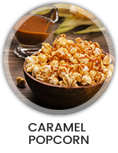 Een tafel met daarop een schaal carcamel popcorn en een kop thee Een tafel met daarop een schaal carcamel popcorn en een kop thee