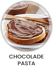 Een bord met daarop 2 stukjes brood en chocolade pasta Een bord met daarop 2 stukjes brood en chocolade pasta