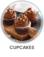 Een keukenblad met daarop een houte dienblad en daarop bruin met bruin/wit versierde cupcakes Een keukenblad met daarop een houte dienblad en daarop bruin met bruin/wit versierde cupcakes