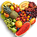Verschillende soorten fruit neergelegd in de vorm van een hart