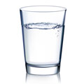 Een doorzichtig glas met water op een witte achtergrond