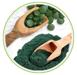 Houte lepel met bio spirulina tabletten en houte lepel met bio spirulina poeder Houte lepel met bio spirulina tabletten en houte lepel met bio spirulina poeder