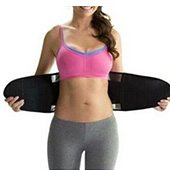 Vrouw in sporttop die laat zien hoe je de sweat belt van WeightWorld om moet doen Vrouw in sporttop die laat zien hoe je de sweat belt van WeightWorld om moet doen