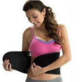 Vrouw in sporttop die laat zien hoe je de sweat belt van WeightWorld om moet doen Vrouw in sporttop die laat zien hoe je de sweat belt van WeightWorld om moet doen