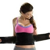Vrouw in sporttop die laat zien hoe je de sweat belt van WeightWorld om moet doen Vrouw in sporttop die laat zien hoe je de sweat belt van WeightWorld om moet doen