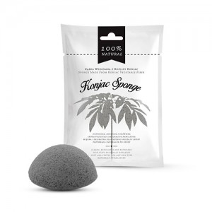 Witte verpakking van de zwarte konjac spons en ervoor een zwarte spons Witte verpakking van de zwarte konjac spons en ervoor een zwarte spons