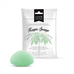 Witte verpakking van de groene konjac spons en ervoor een groene spons Witte verpakking van de groene konjac spons en ervoor een groene spons