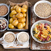 Koolhydraten - borden met granen, macaroni, brood en aardappelen Koolhydraten - borden met granen, macaroni, brood en aardappelen