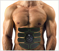Gespierd bovenlichaam van een man die de 8 pad abs stimulator aan het gebruiken is Gespierd bovenlichaam van een man die de 8 pad abs stimulator aan het gebruiken is