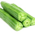 Stapeltje met moringa vruchten neergelegd op een witte pagina Stapeltje met moringa vruchten neergelegd op een witte pagina