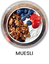 Een schaaltje met yoghurt, muesli, blauwe bessen en aardbeien Een schaaltje met yoghurt, muesli, blauwe bessen en aardbeien