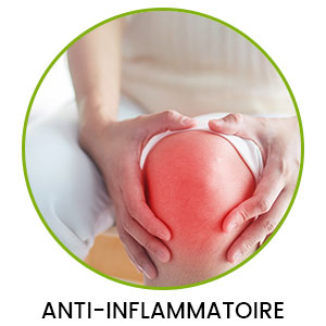 Iemand die zijn/haar knie vastheeft waarbij is te zien dat de knie rood en ontstoken is