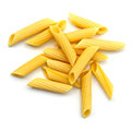 Een handje vol penne pasta neergelegd op een witte achtergrond Een handje vol penne pasta neergelegd op een witte achtergrond