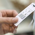 Een hand met daarin een prijskaartje van een product in een winkel Een hand met daarin een prijskaartje van een product in een winkel