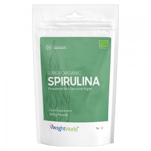 Witte hersluitbare verpakking met groen label met erin 200 gram bio spirulina super poeder en op de achtergrond groen poeder Witte hersluitbare verpakking met groen label met erin 200 gram bio spirulina super poeder en op de achtergrond groen poeder