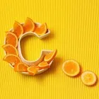 Een foto van sinaasappels in de vorm van de letter ‘c’,  een bekende bron van vitamine c 