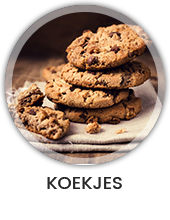 Een bord met daarop een stapel van chocolade koekjes Een bord met daarop een stapel van chocolade koekjes