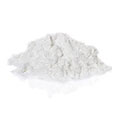 Een wit hoopje Tyrosine poeder op een witte achtergrond Een wit hoopje Tyrosine poeder op een witte achtergrond