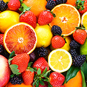 Vierkant gevuld met fruit zoals citroen, grapefruit, sinnaasappel, aardbeien en bramen Vierkant gevuld met fruit zoals citroen, grapefruit, sinnaasappel, aardbeien en bramen