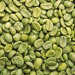 Een vierkant gevuld met hele en halve groene koffie bonen