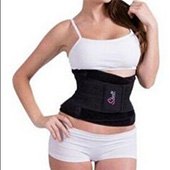 Vrouw in wit topje en broekje die de sweat belt van WeightWorld om heeft Vrouw in wit topje en broekje die de sweat belt van WeightWorld om heeft