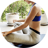 Vrouw in sportkleding die zitten een yoga-oefening uitvoert
