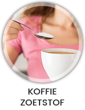 Een vrouw met een kopje koffie en een lepel met zoestof Een vrouw met een kopje koffie en een lepel met zoestof